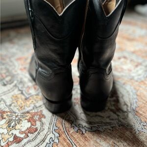 Tecovas “The Dean” in black.